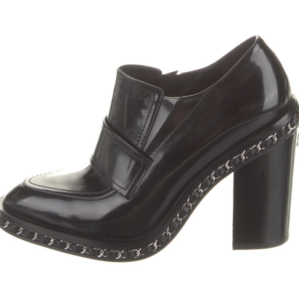 Chanel Interlocking CC Patent Loafer Pumps, size 38